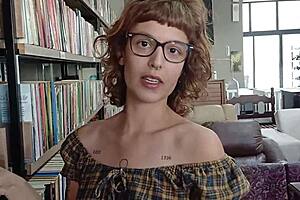 chamei a mina da biblioteca para ler livro em casa e comi a safada no pelo