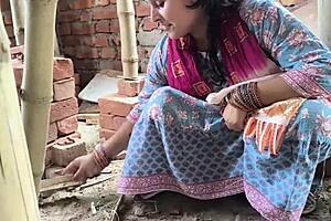 Women Labour Fuck Contractor For Extra Money Earnings