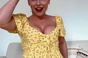 Dan�ando e tirando a calcinha de vestidinho �culos e bem safada