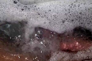 A Chi Va Di Farmi Compagnia Sega In Vasca Idromassaggio E Musica Rilassante - Vieni A Giocare Con Il Mio Cazzo Pieno Di Schiuma