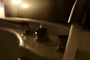 A Chi Va Di Farmi Compagnia Sega In Vasca Idromassaggio E Musica Rilassante - Vieni A Giocare Con Il Mio Cazzo Pieno Di Schiuma