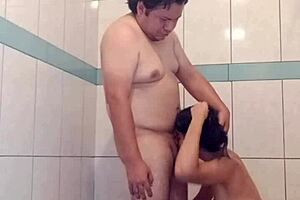 Llega Mi Novio Cansado Y Le Doy Un Rico Baño De Mojada Lechosa Una Vez Más Lo Convencí Siendo Regalada Para Que Me Atraviése