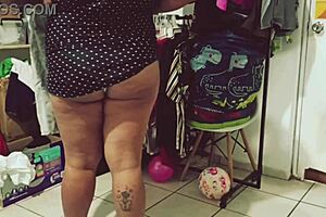 Bbw gordita mexicana doing cleaning in the room