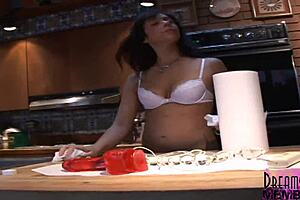 does the pocket rocket get that freaky brunette off huge?