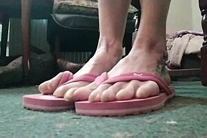 check out these huge sexy talons on curvy feet