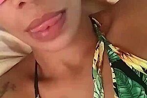 com tes�o masturbando sozinha no quarto