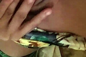 com tes�o masturbando sozinha no quarto