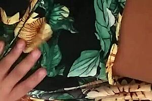 com tes�o masturbando sozinha no quarto