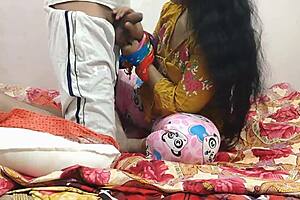 INDIAN DESI GIRLFRIEND OUTDOOR FUCKING DOGGY IN HOTEL ROOM!