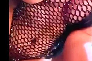 Meu Deus, o amigo do marido me fodeu sem camisinha e gozou dentro da buceta virgem!