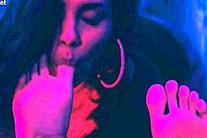 finally, my big latina feet get licked and sucked for the first time ever