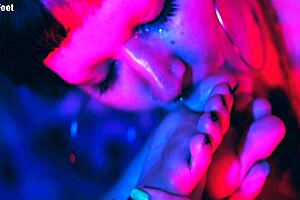 finally, my big latina feet get licked and sucked for the first time ever