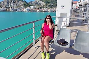 Curvy brunette flashes big tits and pussy publicly on beach