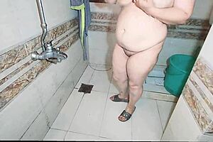Caught Naked! Muslim BBW Flaunts Huge Ass Tits Pussy Bath