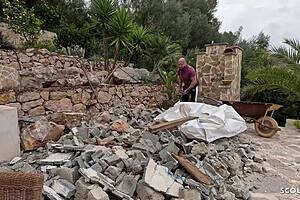 Curvy babe with bouncing boobs seduces stranger for rough anal by pool