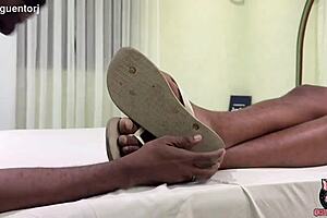 esse puto suado da rua com pés suados pau suado me excita tanto feet