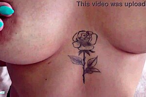 Eu quero que voce enfie os dedos no meu cu enquanto come minha buceta