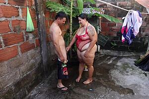 Mi vecino me folla fuerte despues de ayudar lavar, ay!