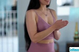 Booty blonde pussy licked orgasm by milf wife masseuse lesbian massage