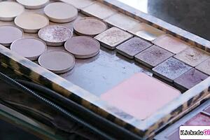 Petite blonde Scarlett Sage facesits Latina Emily Willis teasingly