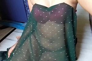 Hot bhabhi fingers tight pussy screaming wildly to squirt
