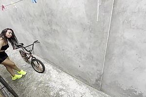 bike broke down, this latina milf traded sex for help on christmas 🎄🍆