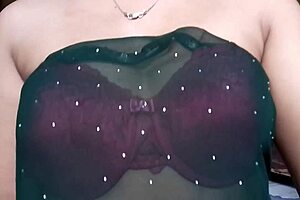 Hot bhabhi fingers tight pussy screaming wildly to squirt