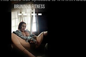 Brazileira cheia de tesão se masturbando loucamente na siririca 💦🔥