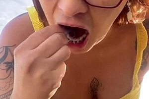 Pussy-Splitting Bikini Exposes Swollen Beach Lips!