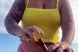 Pussy-Splitting Bikini Exposes Swollen Beach Lips!