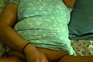 angelgxkuzz flaunts her phat wet pussy up close