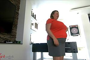 Curvy BBW huge bouncy natural tits jiggle intensely.