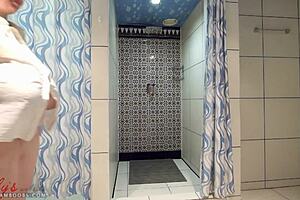 Curvy BBW huge bouncy natural tits jiggle intensely.