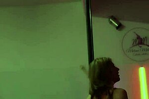 uhh doctora dancing pole showin all my hot body yesss