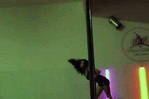 uhh doctora dancing pole showin all my hot body yesss