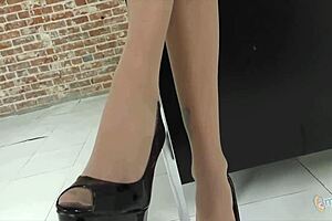 Dava Foxx teases your huge cock with hands