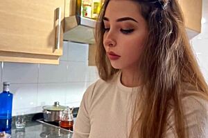 that cute petite blonde in tight jeans cleaning house makes me so hot