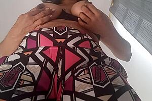 conocida la potra caliente uhmm le pica su coño con ganas de masturbarse y follar duro