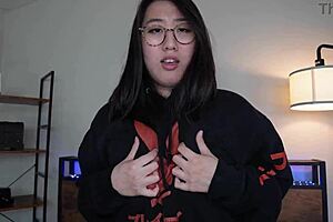 hey it's tofu i'm your sexy asian gf need warm up bad uh!