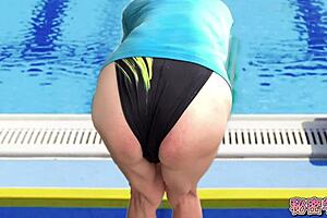 borrowing swimsuit to secretly masturbate in the pool 😏🌊