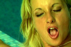 Doctor and nurse sneak overtime fuck in the pool 😏🏊‍♀️🍆