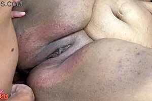 essa safada chupou tres paus grossos e levou no cu na suruba insana