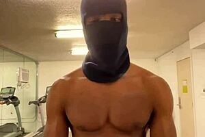 check out this athletic black bodybuilder flexing biceps to hoist ladies during outdoor public sex workouts 🔥💪