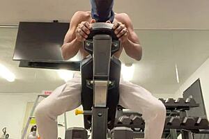 check out this athletic black bodybuilder flexing biceps to hoist ladies during outdoor public sex workouts 🔥💪