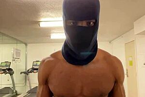 check out this athletic black bodybuilder flexing biceps to hoist ladies during outdoor public sex workouts 🔥💪