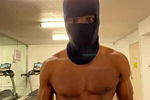 check out this athletic black bodybuilder flexing biceps to hoist ladies during outdoor public sex workouts 🔥💪