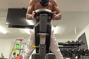 check out this athletic black bodybuilder flexing biceps to hoist ladies during outdoor public sex workouts 🔥💪