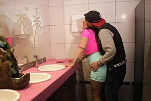 ei, olha essa safada gemendo alto enquanto trepa no banheiro da festa