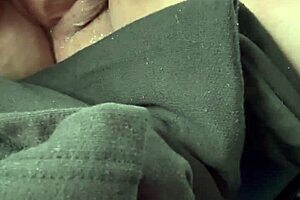 getting my pussy so wet with dildo play 💦😩