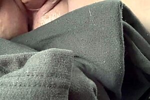 getting my pussy so wet with dildo play 💦😩